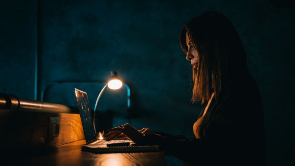 Les signes révélateurs des faux profils en ligne avec webcam